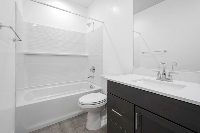 Building Photo - Like New Luxurious Modern 3 Bedroom 2 Bath...