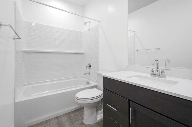 Building Photo - Like New Luxurious Modern 3 Bedroom 2 Bath Townhome in Warner Meadows
