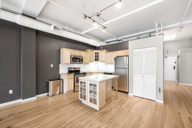 Building Photo - Spacious 1BD, 1BA Downtown Condo with Parking Spot