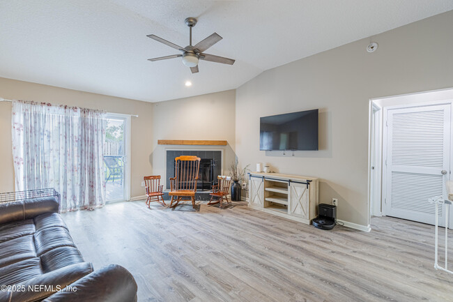Building Photo - 12582 Hickory Lakes Dr S