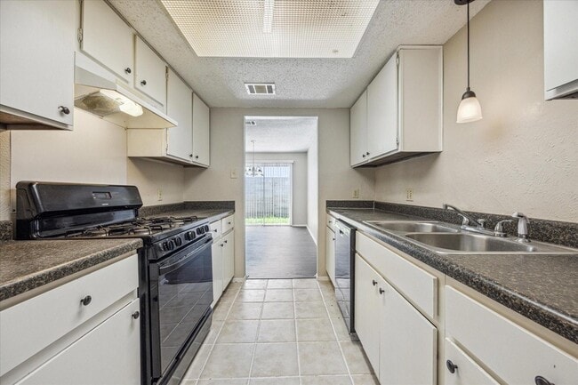 Building Photo - 11104 Applewood Dr