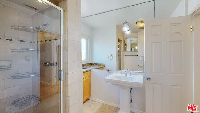 Building Photo - 432 S Doheny Dr