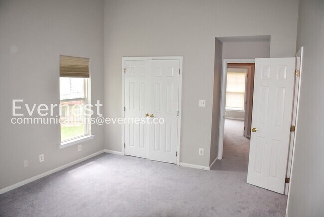 Building Photo - 3 Bed, 2.5 Bath Townhome with Modern Amenities / Available Soon!