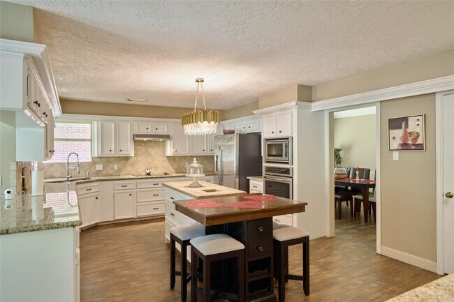 Building Photo - 121 April Waters Dr N