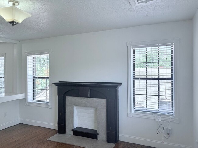 Building Photo - Vintage Charm Meets Downtown Convenience!