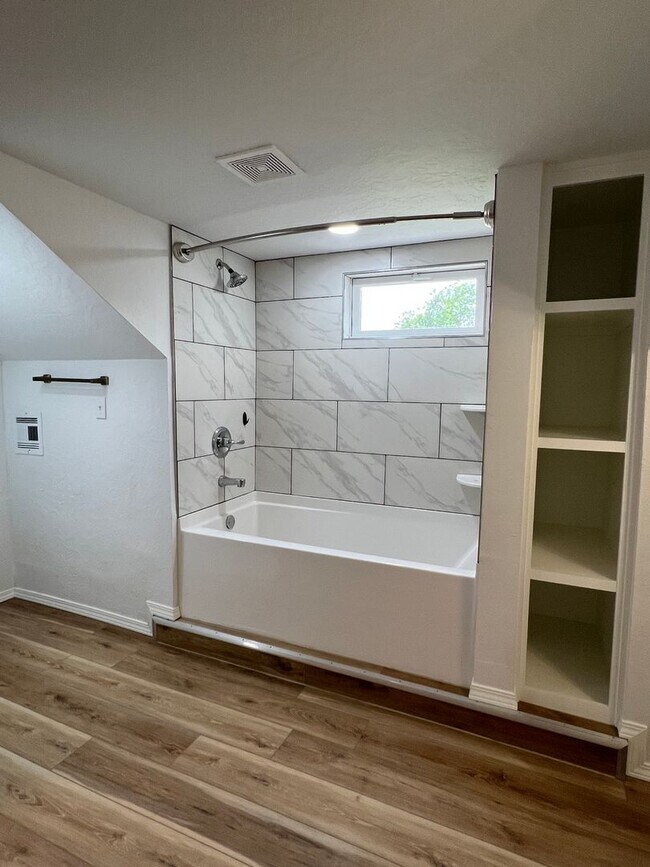 Building Photo - 1136 NW Maple- COMING SOON!
