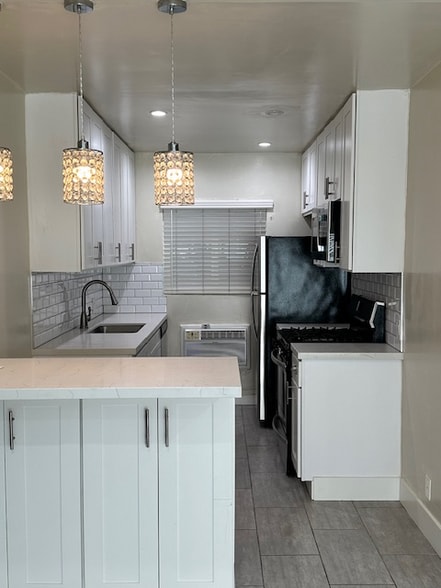 Building Photo - 7555 De Longpre Ave