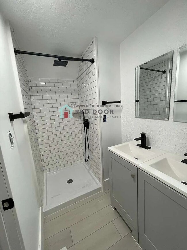Building Photo - Beautifully Remodeled 3 Bed, 2 Bath Home – Pet Friendly!