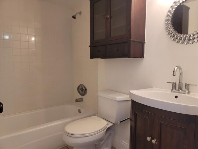 Building Photo - 805 W Oakland Park Blvd