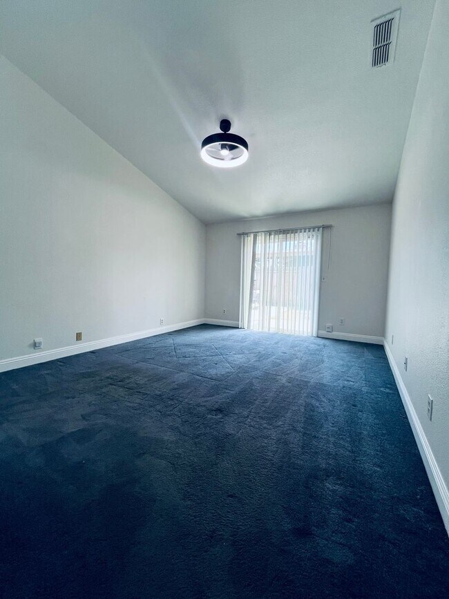 Building Photo - $2450 - 3 Bed/2 Bath Home in a Beautiful Neighborhood