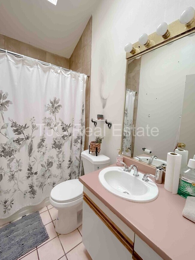 Building Photo - 1939 Olive St