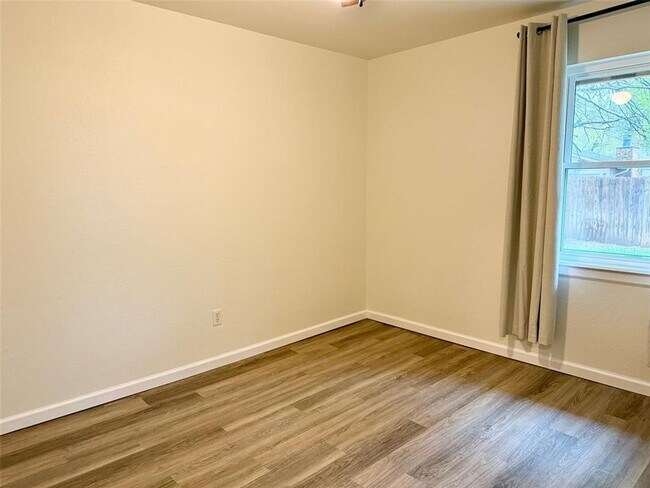 Building Photo - Super cute 2/2/2!