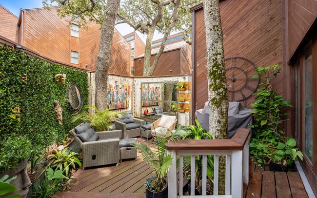 Building Photo - Chalet by the Sea SHORT OR LONG TERM RENTAL