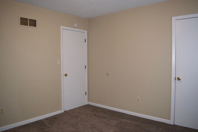 Building Photo - Nice 3 Bedroom 2.5 Bathroom Townhome