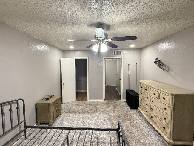 Building Photo - 6012-6012 Westridge Ln
