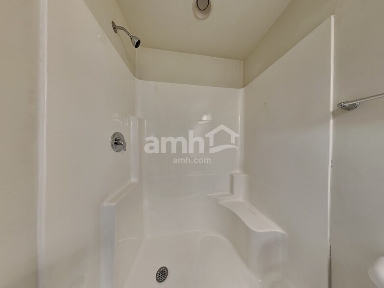 Building Photo - 4483 Middletown Dr