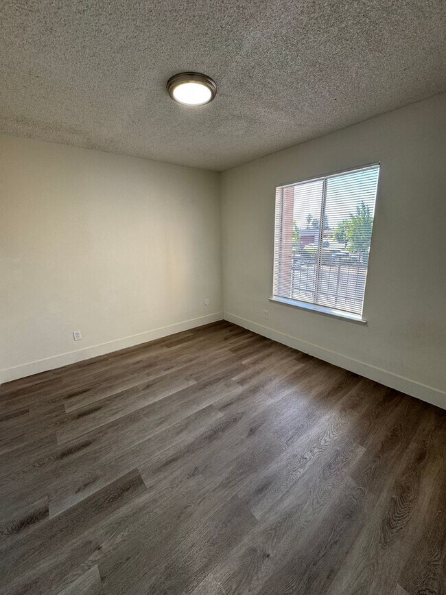 Building Photo - Upstairs unit with Balcony!! Move in Ready!