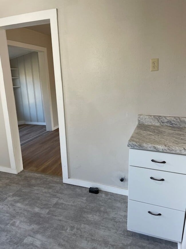 Building Photo - 1648 S Maple Ave