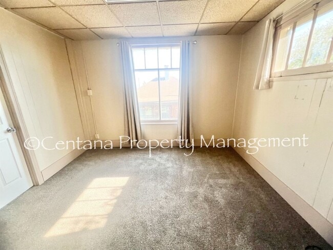 Building Photo - Quaint 2-bedroom cottage located in uptown...