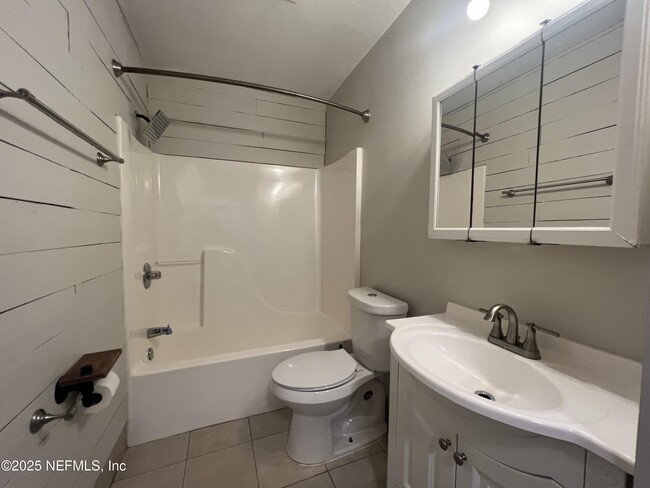 Building Photo - 1508 Center St