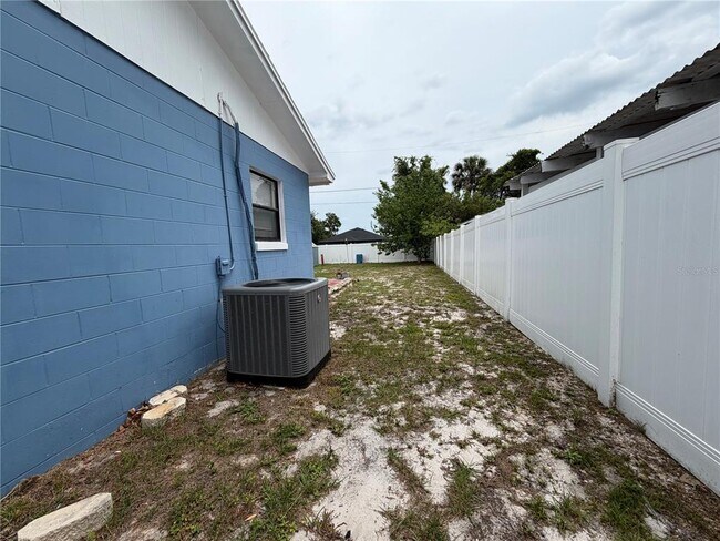Building Photo - 1767 Valencia Ave