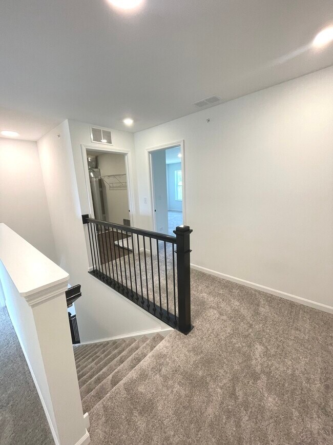 Building Photo - 472 Carpathian Dr