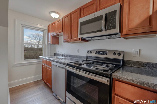 Building Photo - 11 Piney Ridge Rd