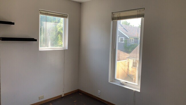 Building Photo - PRELEASE: 5bdrm/2bath, on-site laundry and...