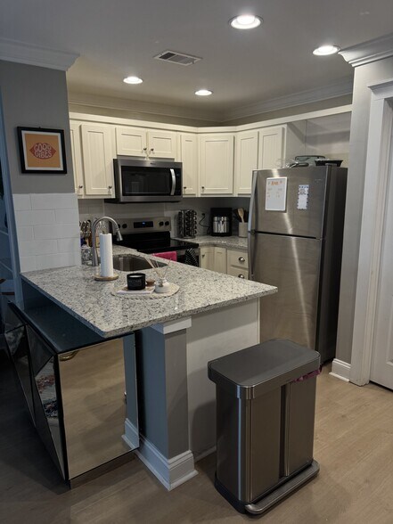 Building Photo - 490 S Barnett Shoals Rd