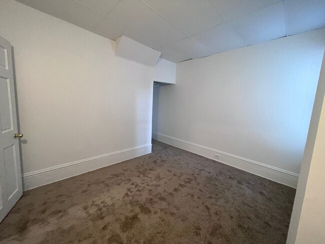 Building Photo - Large 3 bedroom home with a den!