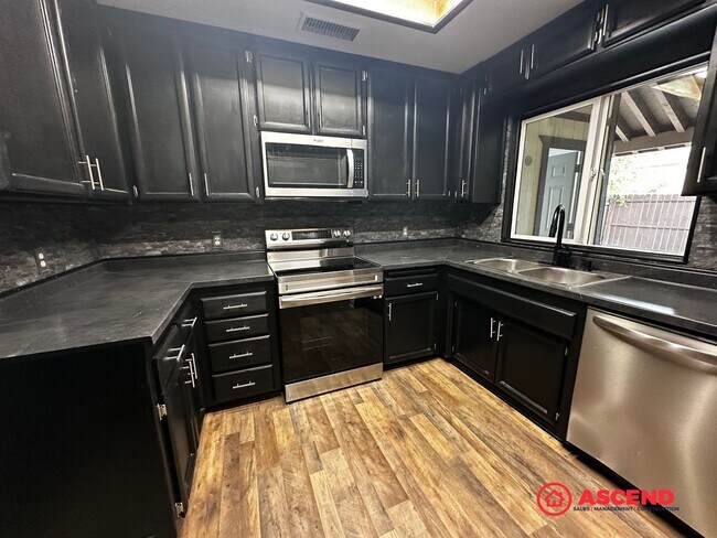 Building Photo - Charming Condo Located in HOA!