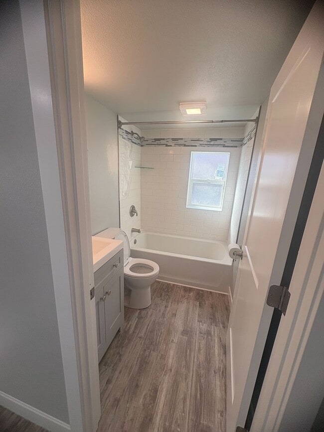 Building Photo - 1607 E 13th St