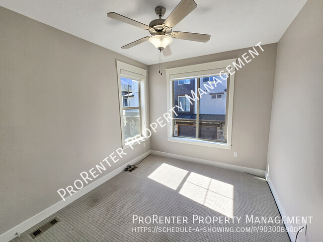 Building Photo - Modern 3 Bed, 2.5 Bath Sandy Townhome