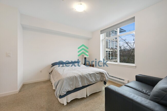 Building Photo - Beautiful 2BR + Den Condo with Garage Parking in Vibrant Downtown Kirkland