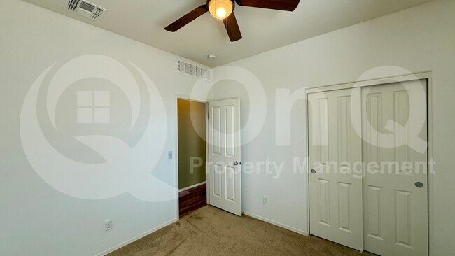 Building Photo - 5215 S 18th Pl