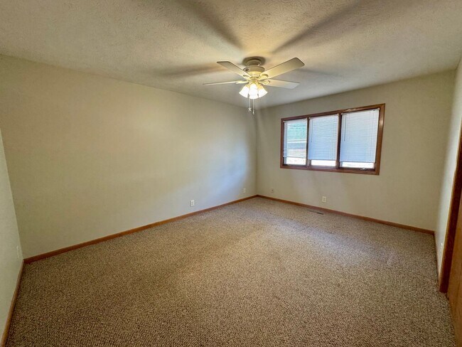 Building Photo - **DEPOSIT SPECIAL** 3 bedroom, 2 bath townhouse in COLLEGE VIEW