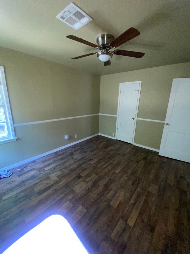 Building Photo - 316 E Jarman Dr