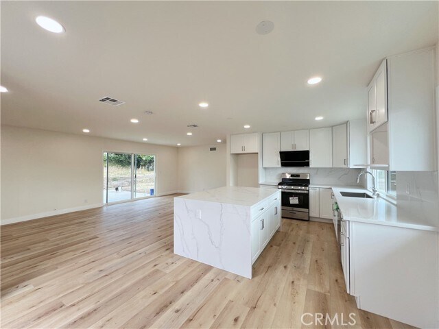Building Photo - 5261 Raintree St