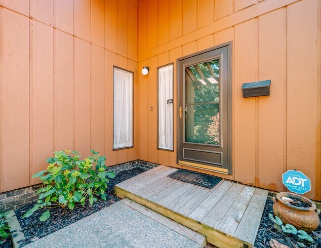 Building Photo - Spacious 5-Bedroom End-Unit Townhome in Reston with 3 Finished Levels, Renovated Kitchen & Fenced...