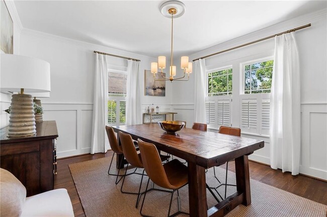 Building Photo - 663 Yorkshire Rd NE