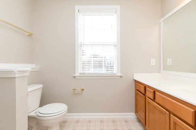 Building Photo - 4 Bedroom 2 Bath