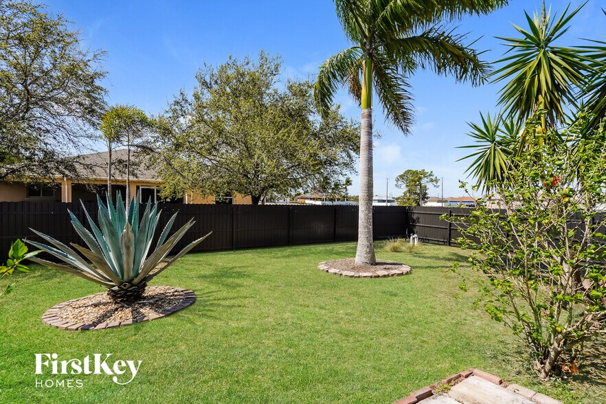 Building Photo - 4028 NE 10th Pl