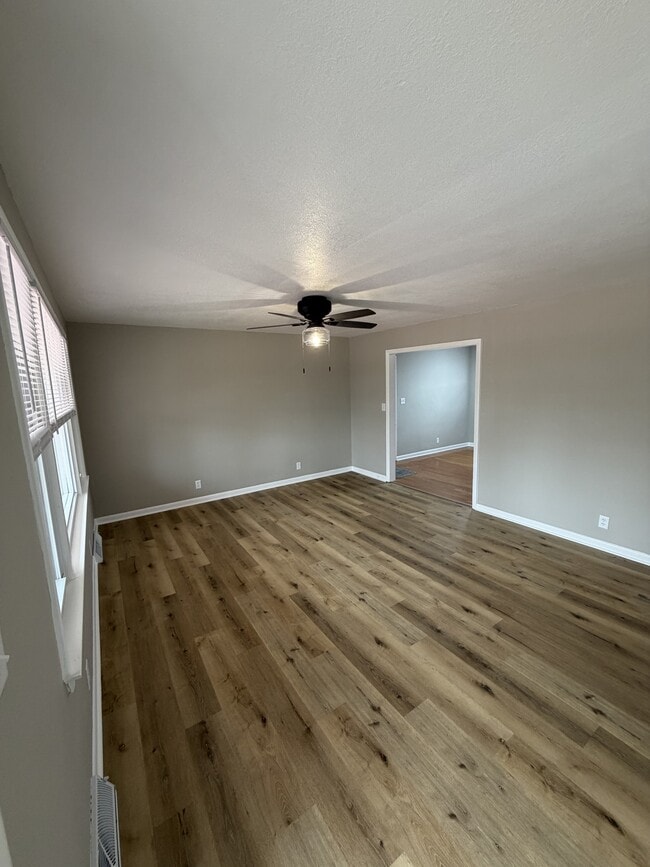 Building Photo - 2213 Roland Dr