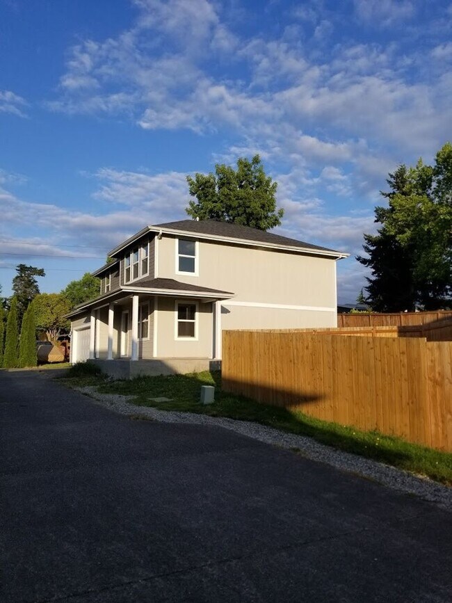Building Photo - Beautiful 4 Bedroom / 3 Bath Home