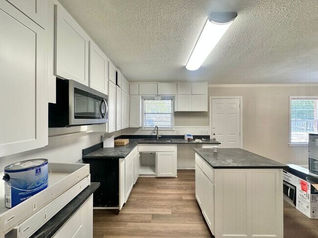 Building Photo - Newly Remodeled 4 Bedroom 2 Bath in Tyler!