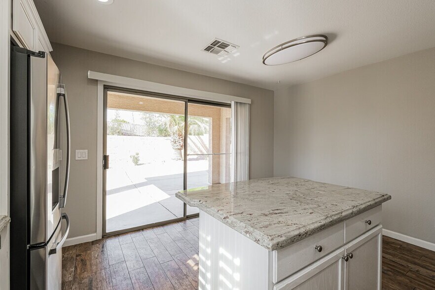 Building Photo - 10898 W Alvarado Rd