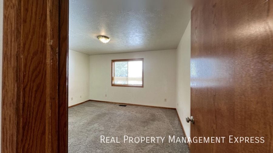 Building Photo - Prime Location 3-Bedroom Gem