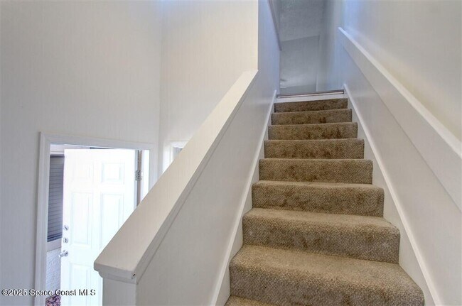 Building Photo - 1051 Country Club Dr