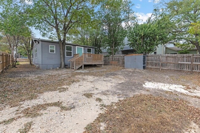 Building Photo - 204 Lessin Ln