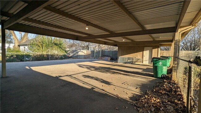 Building Photo - ***LABOR DAY SPECIAL! $600 OFF FIRST FULL ...